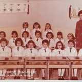 E sullo sfondo c�� sempre lei: Maria, giovanissima e sorridente, piena di orgoglio per i �suoi� bambini 